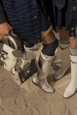 爱马仕当“头饰”<strong></p>
<p>usdt官网</strong>，香奈儿挂满身，这对“神秘姐妹”是谁？