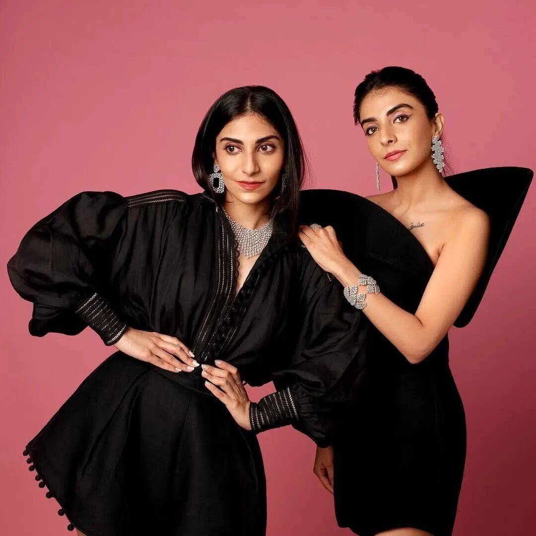 爱马仕当“头饰”<strong></p>
<p>usdt官网</strong>，香奈儿挂满身，这对“神秘姐妹”是谁？