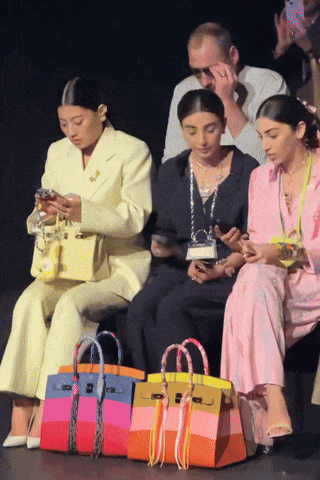 爱马仕当“头饰”<strong></p>
<p>usdt官网</strong>，香奈儿挂满身，这对“神秘姐妹”是谁？