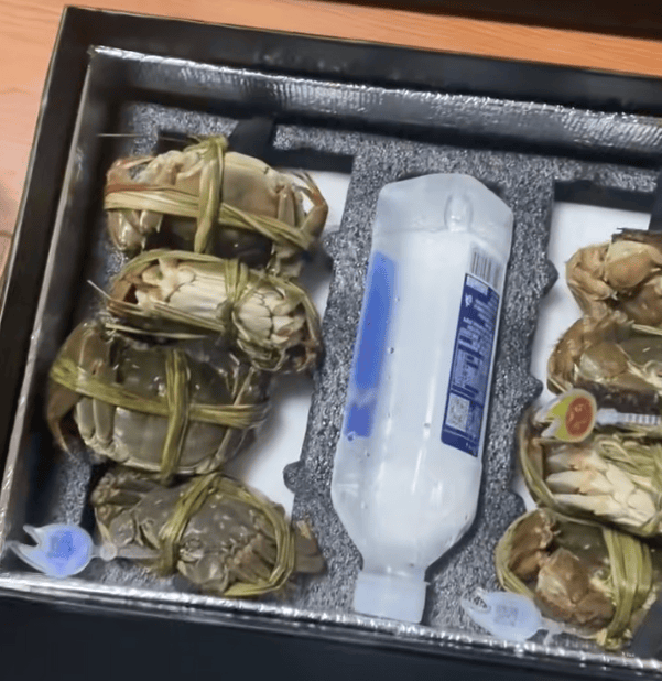 消费者花400元买到臭蟹客服建议蘸醋吃<strong></p>
<p>徐家汇股票</strong>，“包退包赔”的售后执行严苛，网红蟹太太信任危机凸显，被协会除名屡遭行政处罚