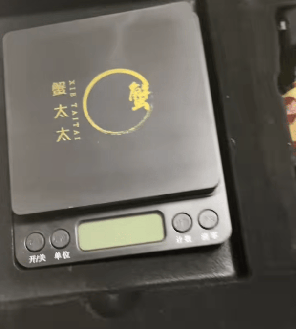 消费者花400元买到臭蟹客服建议蘸醋吃<strong></p>
<p>徐家汇股票</strong>，“包退包赔”的售后执行严苛，网红蟹太太信任危机凸显，被协会除名屡遭行政处罚