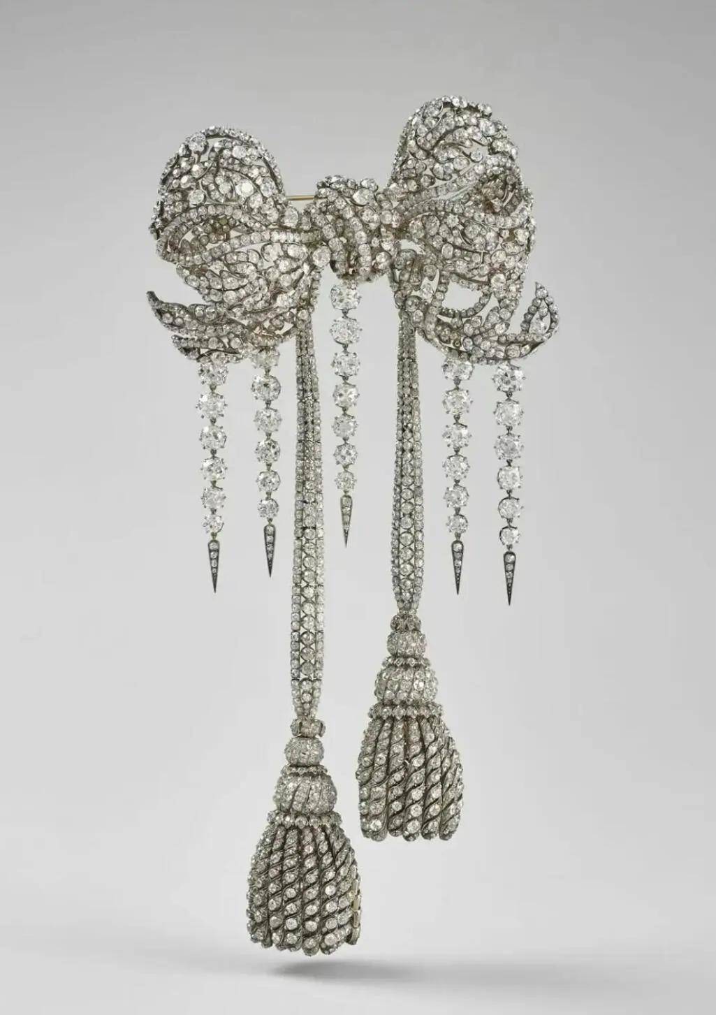 卢浮宫被盗的珠宝中<strong></p>
<p>徐家汇股票</strong>，有拿破仑送给妻子的爱情信物