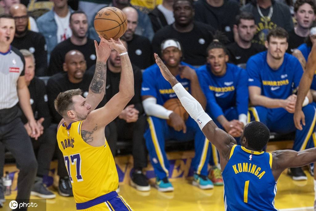 库里23分东契奇43+12+9 巴特勒31+5勇士胜湖人