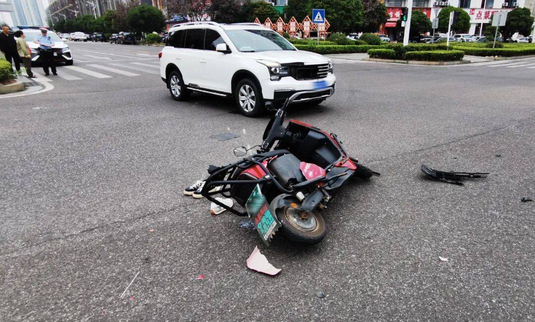 湖南湘潭一女生骑车闯红灯<strong></p>
<p>海能达股票</strong>，骨折、肝破裂…