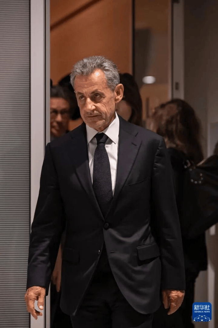 70岁法国前总统萨科齐的“坐牢style”：入狱前密会马克龙<strong></p>
<p>东方国信股票</strong>，入狱后开始写书