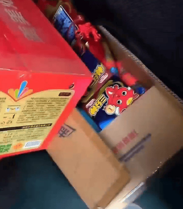 密密麻麻堆满！两亲家为给子女婚礼“添彩”<strong></p>
<p>东方国信股票</strong>，竟把私家车变成移动“火药库”