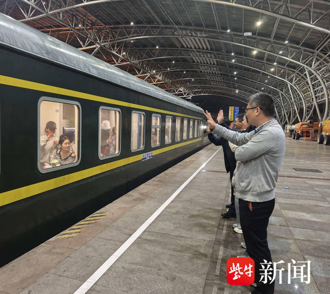 “叔叔是江苏的<strong></p>
<p>东方国信股票</strong>，将来一定带你们去看看！”镇江警官不忘承诺，四次组织近百名藏区学子来苏研学