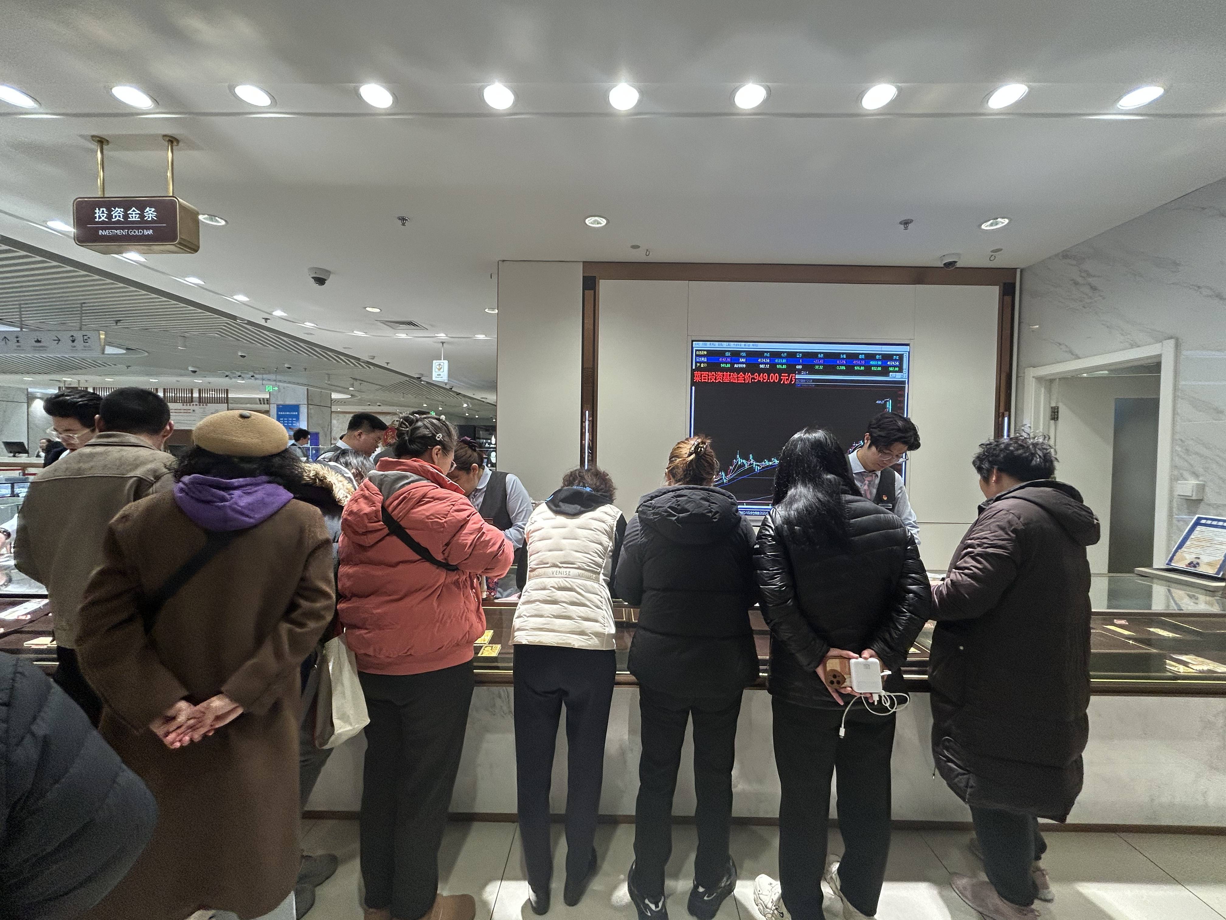 实探｜金价惊魂一夜后：“囤金大爷大妈”挤爆金店<strong></p>
<p>东方国信股票</strong>，拿下百克金条