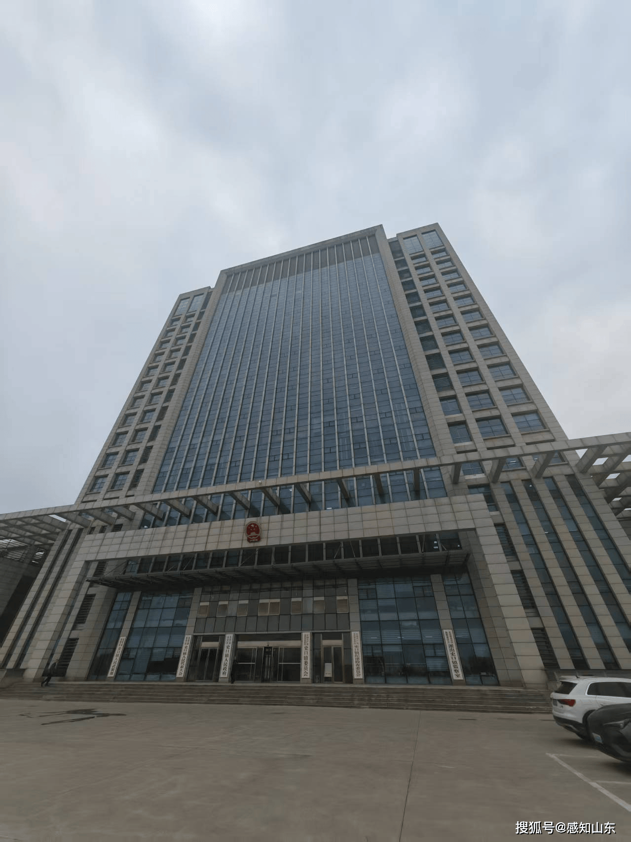 山东东营市一镇政府大楼过于“气派”被质疑超标准，镇政府回应：非自建，只租7层