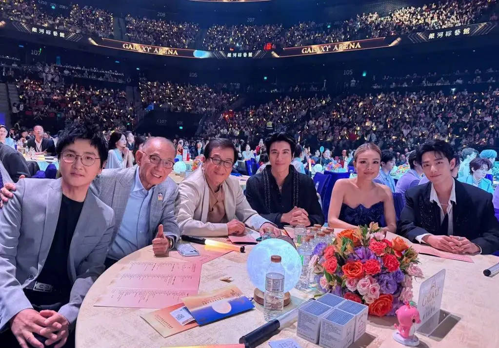 容祖儿回应与成龙误会<strong></p>
<p>二三四五股票</strong>！称成龙摸其后背争议是捕风捉影：我完全没感觉