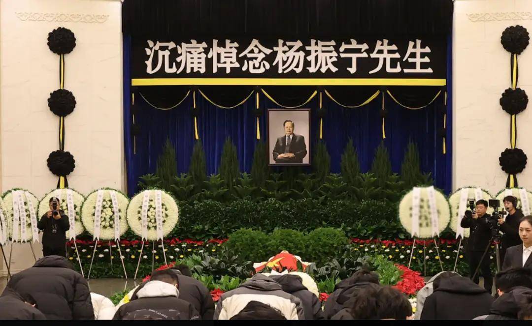 杨振宁追悼会很隆重<strong></p>
<p>二三四五股票</strong>，大儿子未现身，翁帆站家属首位，样子很憔悴
