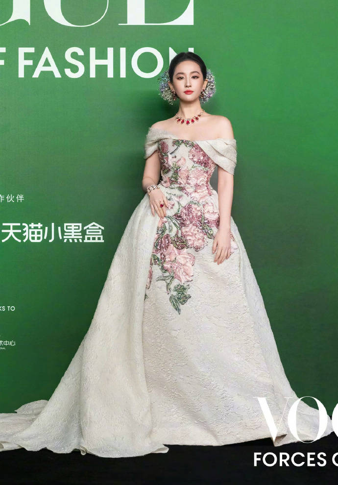 刘亦菲头顶满天星、周冬雨大胆透视装、杨幂顶级高定...VOGUE红毯谁赢了<strong></p>
<p>二三四五股票</strong>？