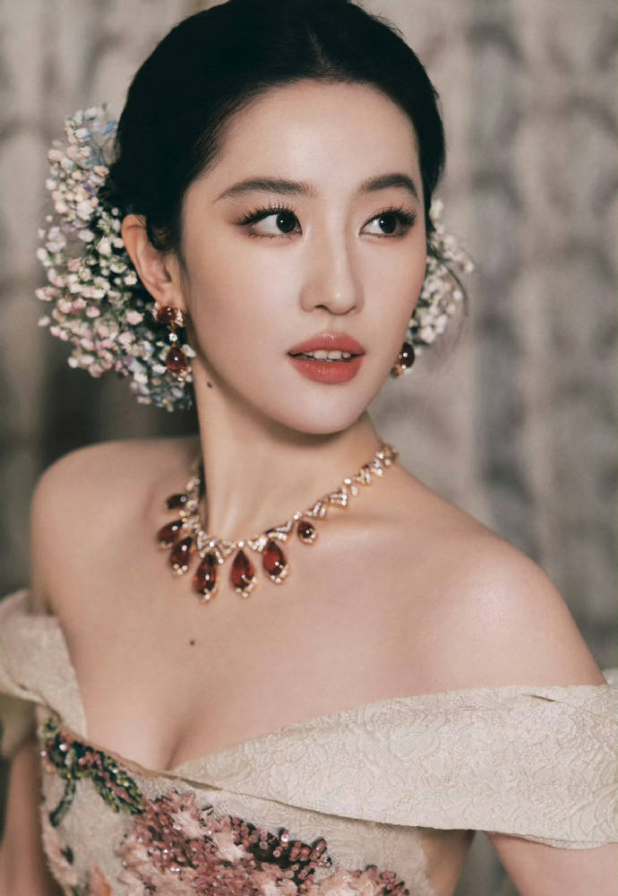 刘亦菲头顶满天星、周冬雨大胆透视装、杨幂顶级高定...VOGUE红毯谁赢了<strong></p>
<p>二三四五股票</strong>？