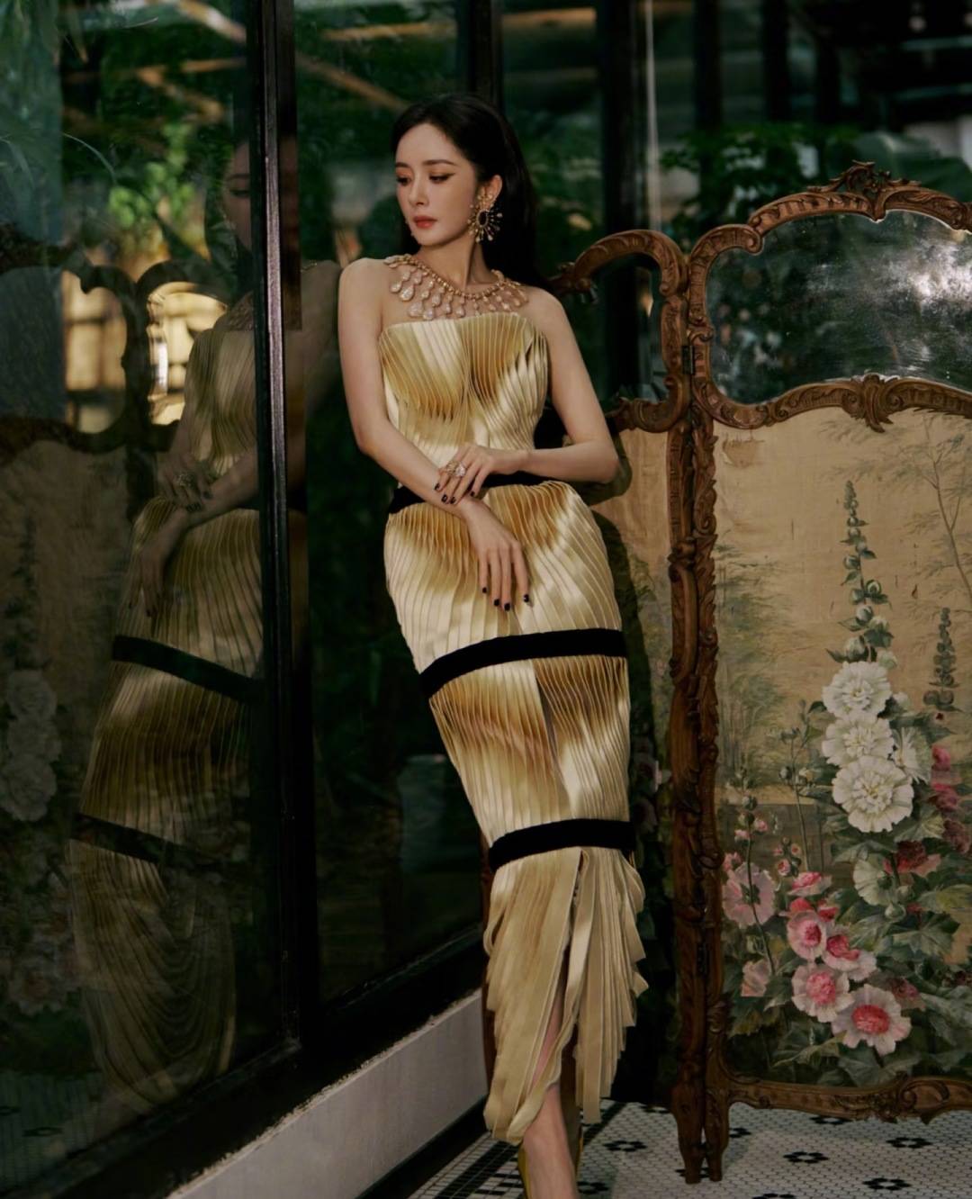 刘亦菲头顶满天星、周冬雨大胆透视装、杨幂顶级高定...VOGUE红毯谁赢了<strong></p>
<p>二三四五股票</strong>？