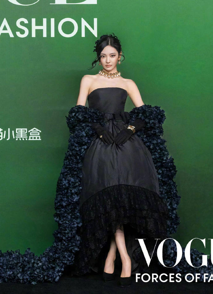 刘亦菲头顶满天星、周冬雨大胆透视装、杨幂顶级高定...VOGUE红毯谁赢了<strong></p>
<p>二三四五股票</strong>？