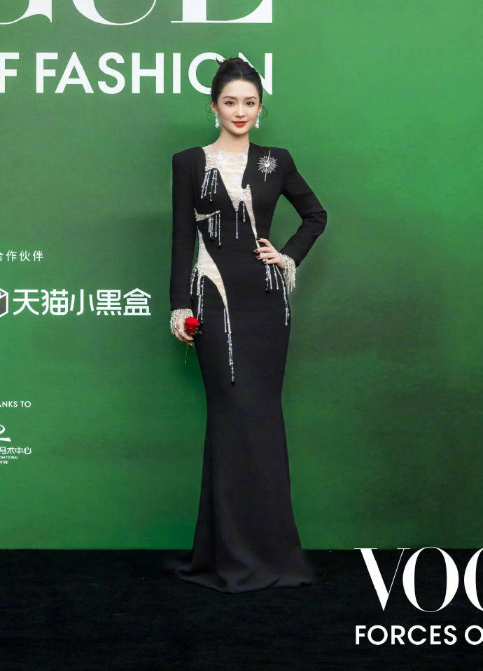 刘亦菲头顶满天星、周冬雨大胆透视装、杨幂顶级高定...VOGUE红毯谁赢了<strong></p>
<p>二三四五股票</strong>？