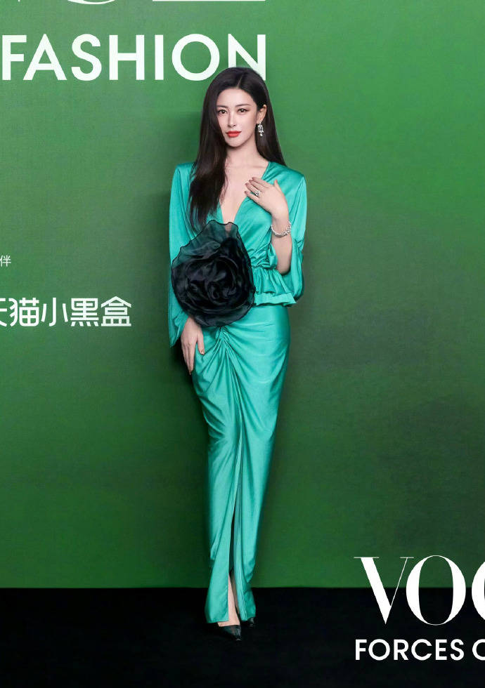 刘亦菲头顶满天星、周冬雨大胆透视装、杨幂顶级高定...VOGUE红毯谁赢了<strong></p>
<p>二三四五股票</strong>？