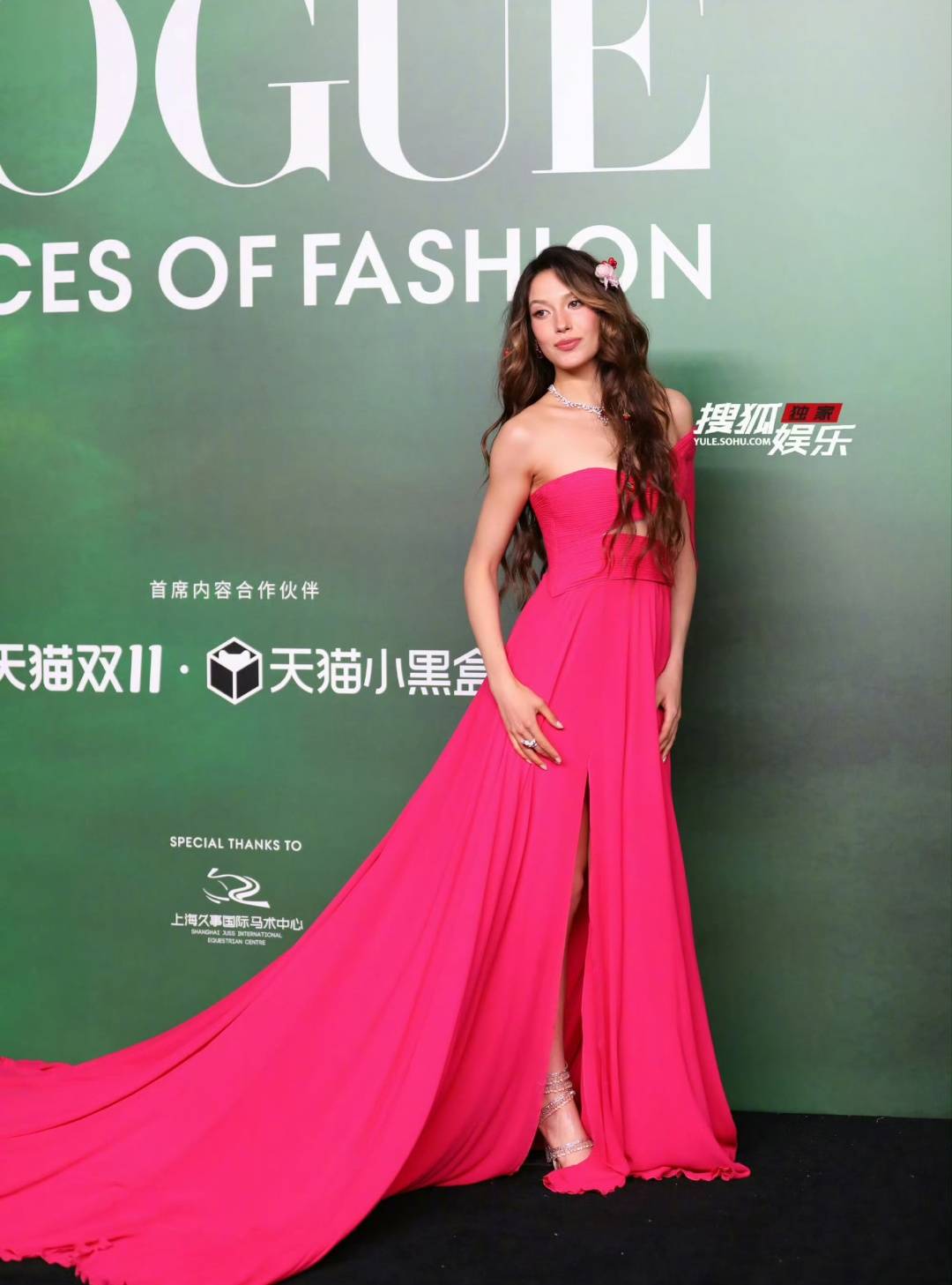 刘亦菲头顶满天星、周冬雨大胆透视装、杨幂顶级高定...VOGUE红毯谁赢了<strong></p>
<p>二三四五股票</strong>？