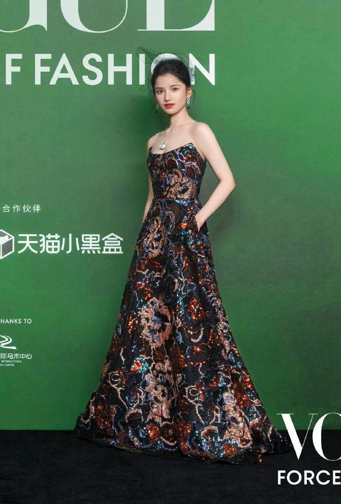 刘亦菲头顶满天星、周冬雨大胆透视装、杨幂顶级高定...VOGUE红毯谁赢了<strong></p>
<p>二三四五股票</strong>？