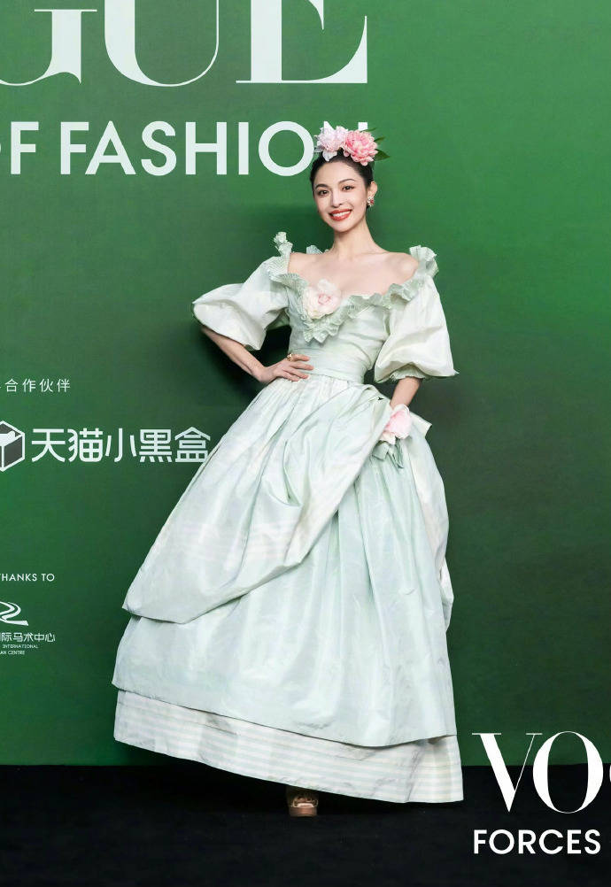 刘亦菲头顶满天星、周冬雨大胆透视装、杨幂顶级高定...VOGUE红毯谁赢了<strong></p>
<p>二三四五股票</strong>？