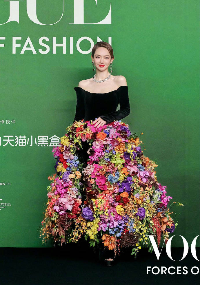 刘亦菲头顶满天星、周冬雨大胆透视装、杨幂顶级高定...VOGUE红毯谁赢了<strong></p>
<p>二三四五股票</strong>？