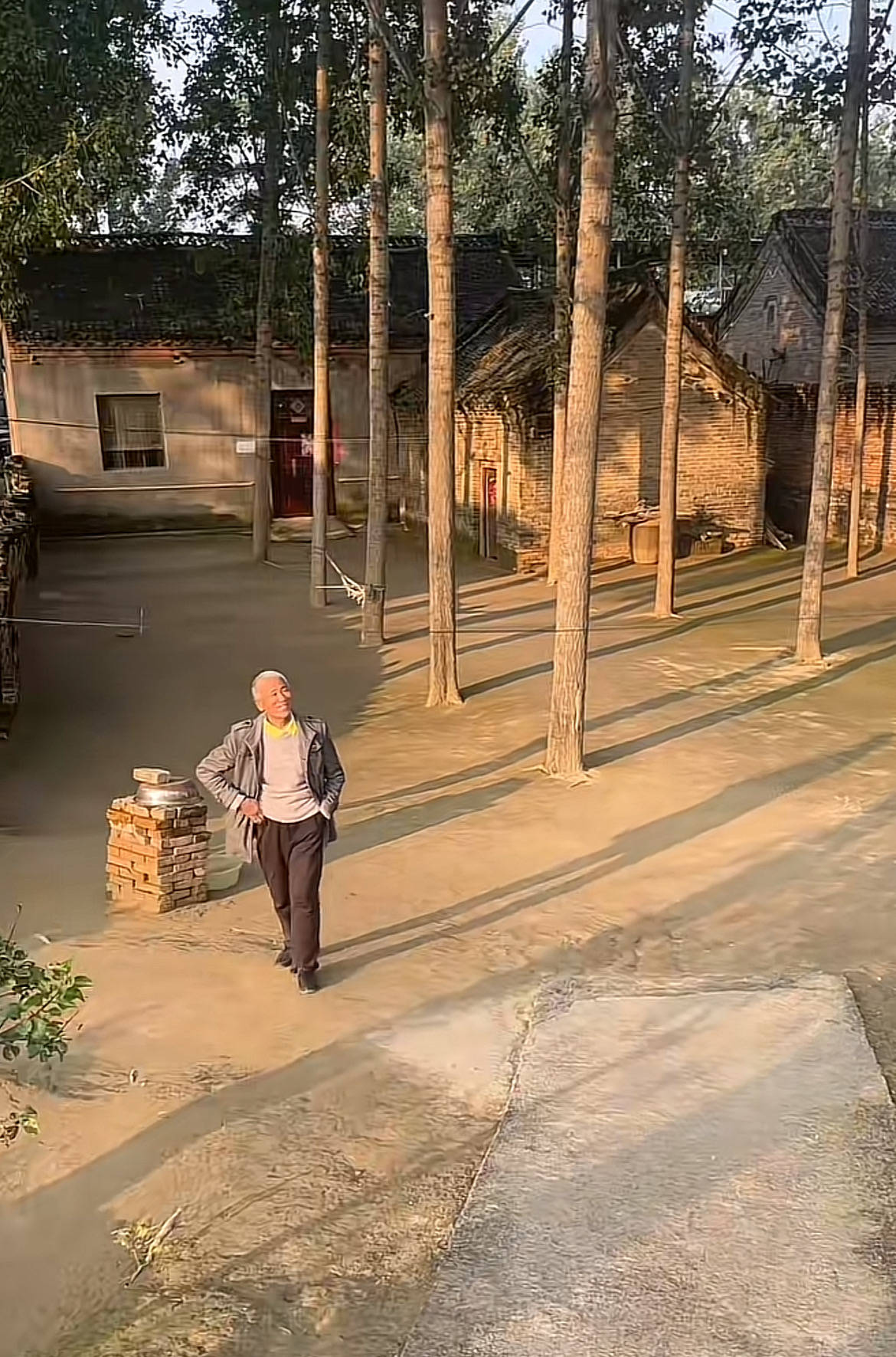 河南一大爷的院子因干净成网红打卡地<strong></p>
<p>二三四五股票</strong>，网友：像极了小时候家的样子，想拖鞋光脚丫子走