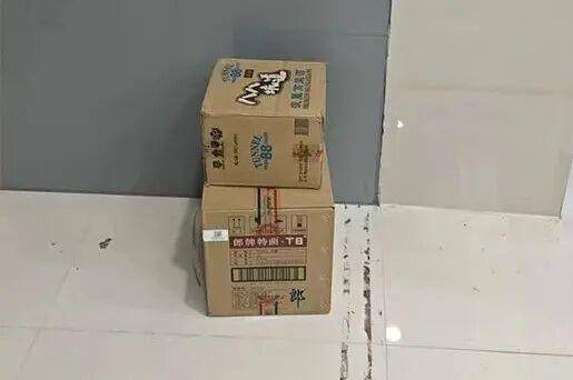 临沂俩小伙偷摸去派出所门口放下<strong></p>
<p>招商银行股票</strong>了…