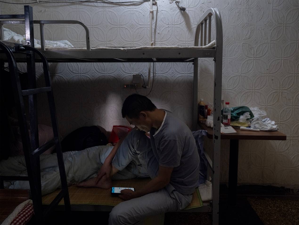 <strong></p>
<p>招商银行股票</strong>他们挤在8元一晚的旅店 几百人抢一个活