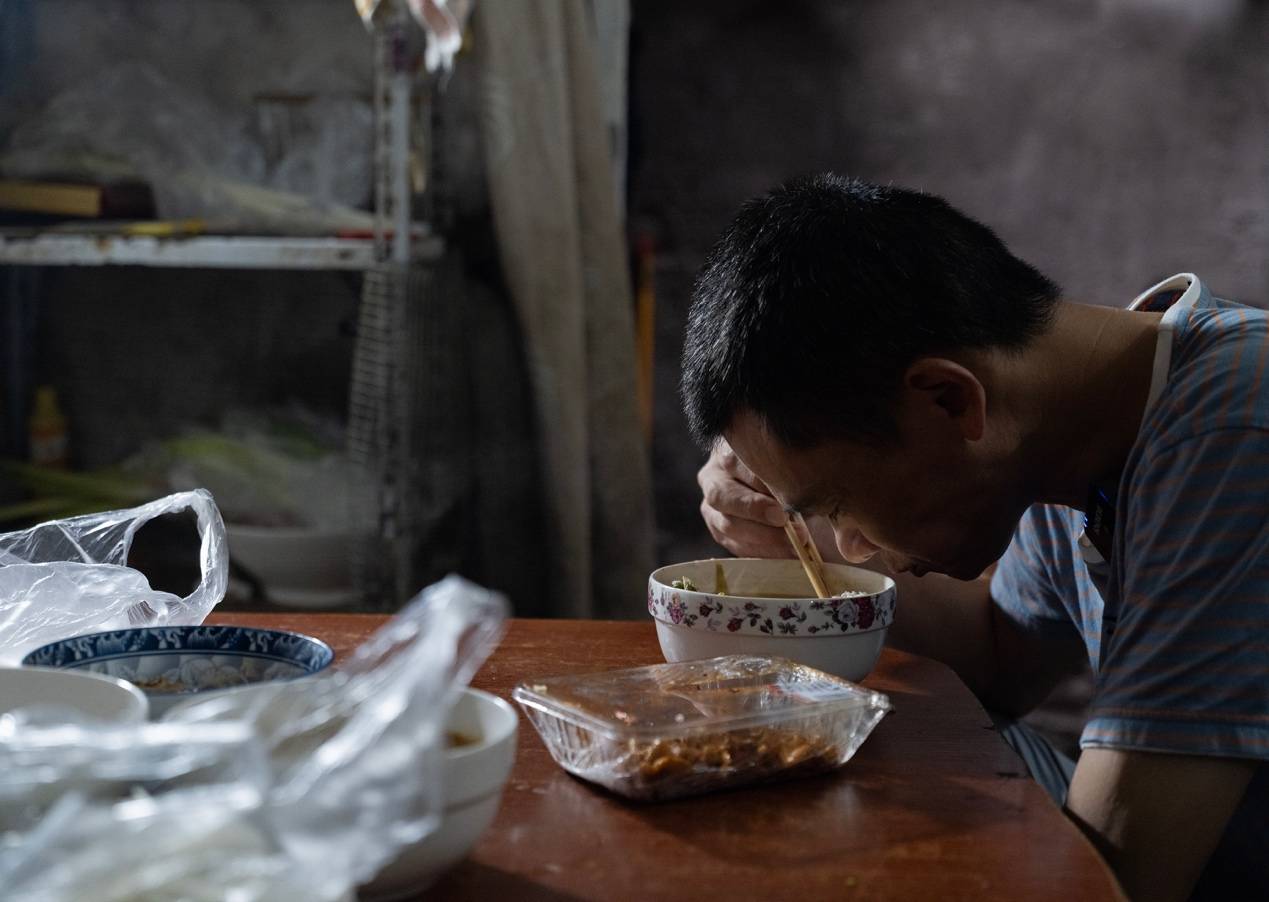 <strong></p>
<p>招商银行股票</strong>他们挤在8元一晚的旅店 几百人抢一个活