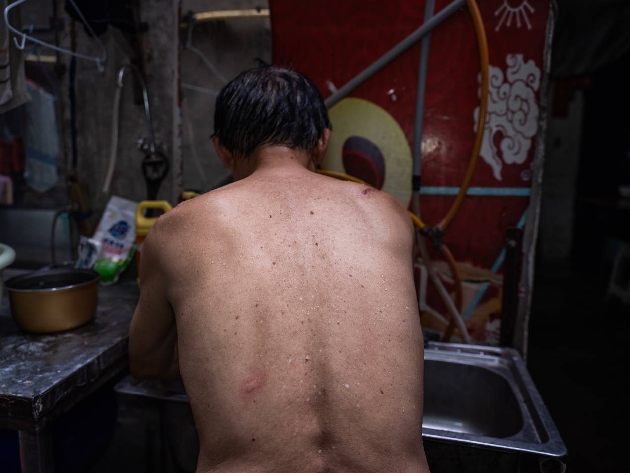 <strong></p>
<p>招商银行股票</strong>他们挤在8元一晚的旅店 几百人抢一个活