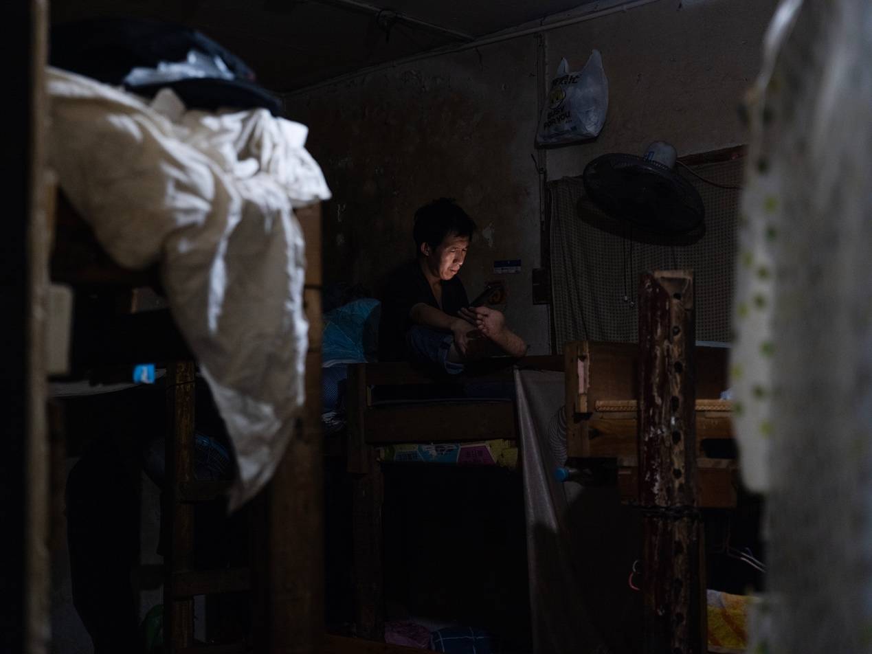 <strong></p>
<p>招商银行股票</strong>他们挤在8元一晚的旅店 几百人抢一个活