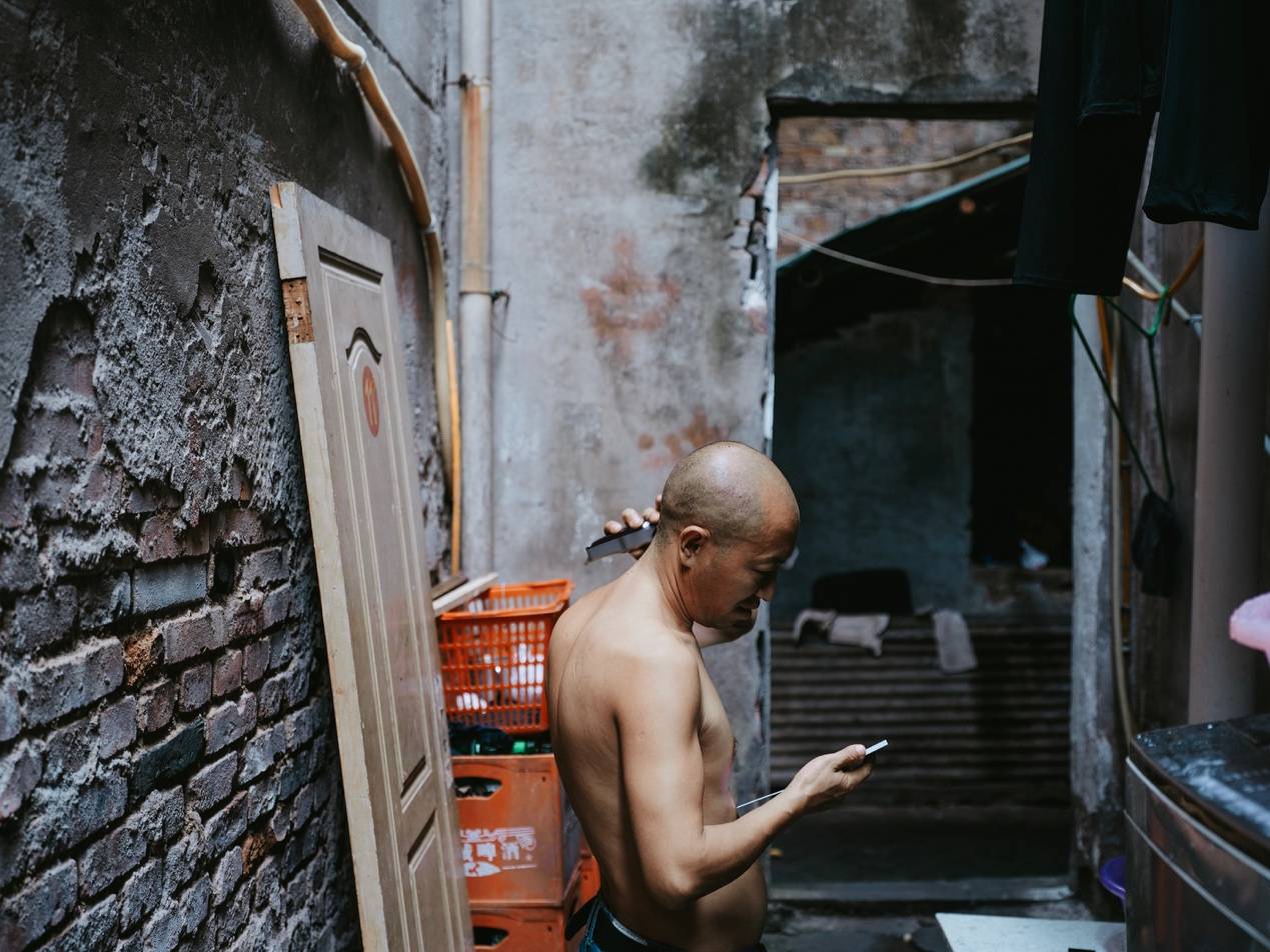 <strong></p>
<p>招商银行股票</strong>他们挤在8元一晚的旅店 几百人抢一个活