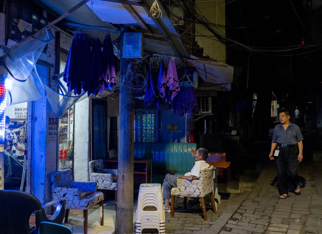 <strong></p>
<p>招商银行股票</strong>他们挤在8元一晚的旅店 几百人抢一个活