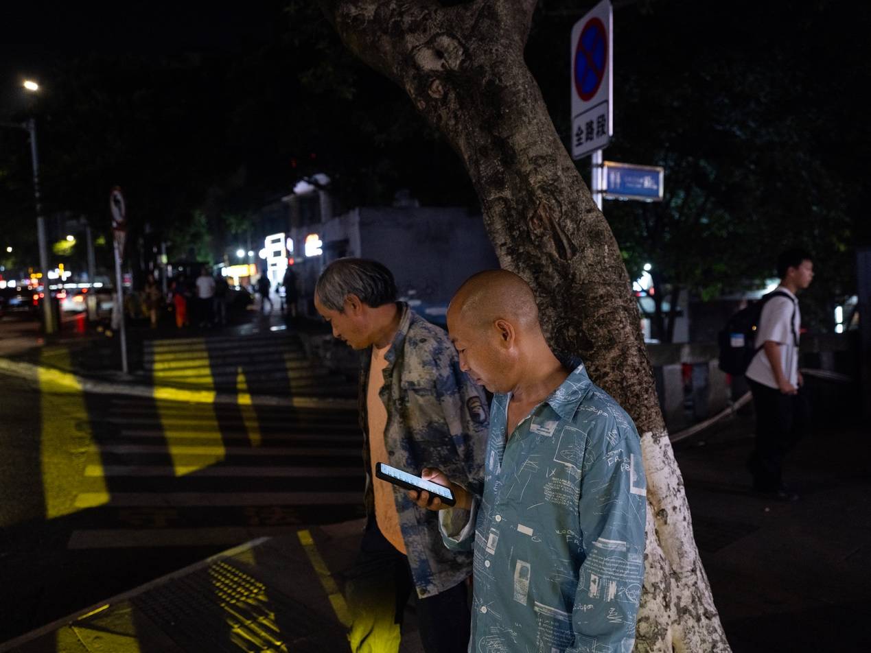 <strong></p>
<p>招商银行股票</strong>他们挤在8元一晚的旅店 几百人抢一个活