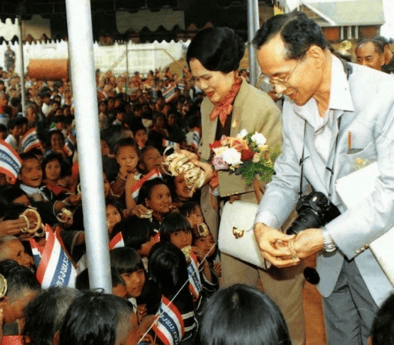 泰国王太后诗丽吉去世<strong></p>
<p>招商银行股票</strong>，留下19顶奢华王冠和她的传奇一生