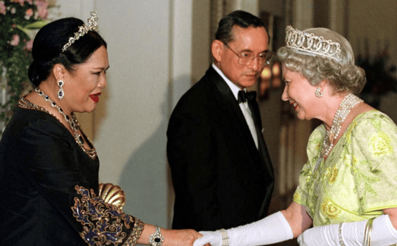 泰国王太后诗丽吉去世<strong></p>
<p>招商银行股票</strong>，留下19顶奢华王冠和她的传奇一生