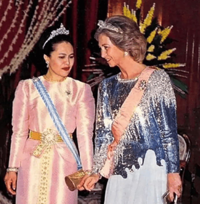 泰国王太后诗丽吉去世<strong></p>
<p>招商银行股票</strong>，留下19顶奢华王冠和她的传奇一生