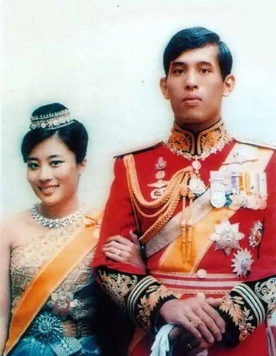 泰国王太后诗丽吉去世<strong></p>
<p>招商银行股票</strong>，留下19顶奢华王冠和她的传奇一生