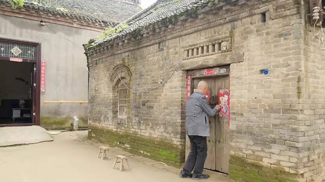 河南66岁大爷500平院子凭 “极致干净” 成网红打卡点<strong></p>
<p>光大证券股票</strong>,网友来时他满脸笑容带进参观