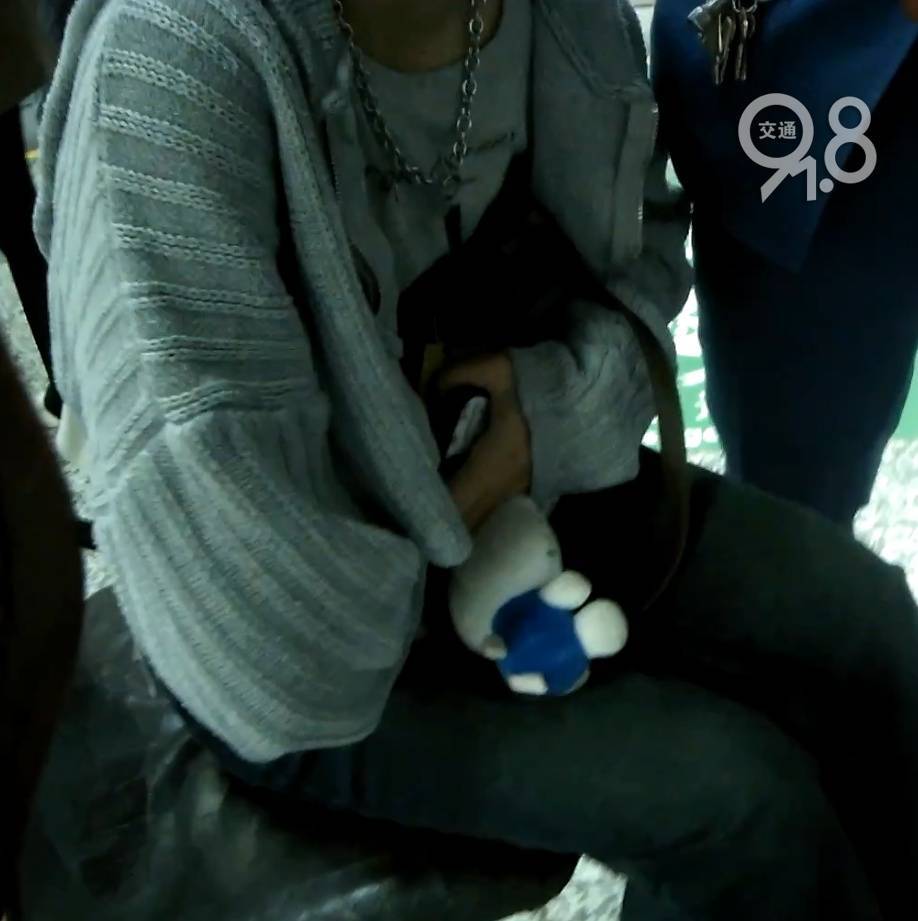 杭州地铁内<strong></p>
<p>太钢不锈股票</strong>，女乘客突然崩溃大哭！紧接着……这一幕被拍下