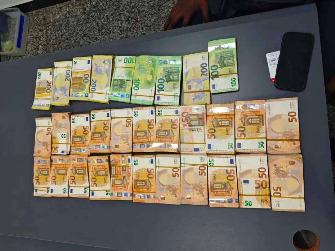 成捆的欧元现金就放在背包里装着<strong></p>
<p>众生药业股票</strong>，折合人民币超186万元，旅客入境时被广州海关查获