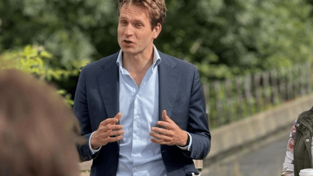 看到安世中国公告后<strong></p>
<p>众生药业股票</strong>,德方丝毫不顾荷兰感受,第一个向中方提出请求