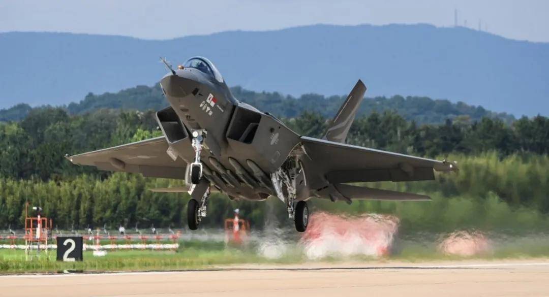 歼-35青春版<strong></p>
<p>国际医学股票</strong>？076专用舰载机？新机“超级小黄蜂”究竟是干嘛的？