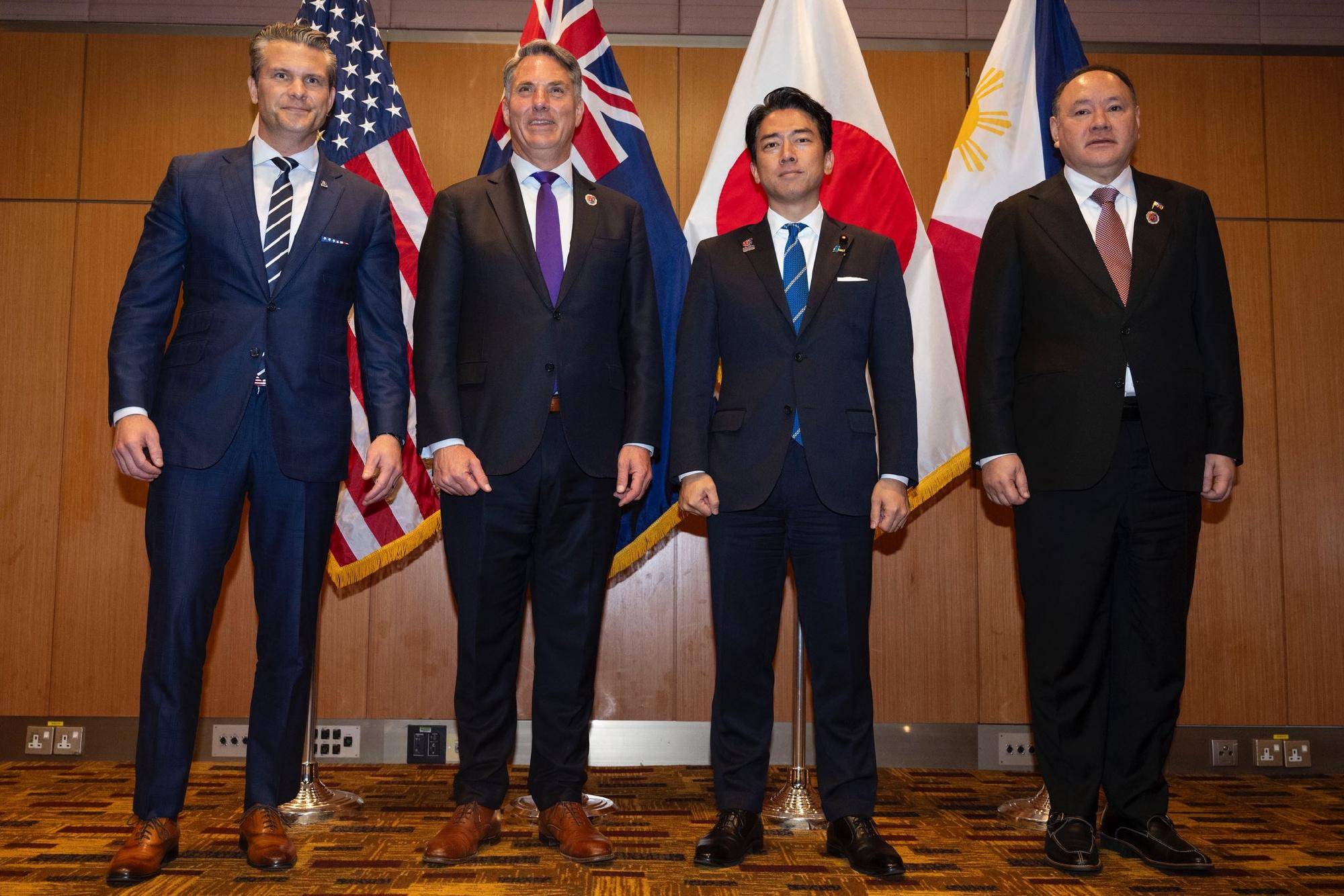 美军再度遭遇耻辱时刻：中国海军6艘战舰包围<strong></p>
<p>江南高纤股票</strong>，815舰插入南海演习