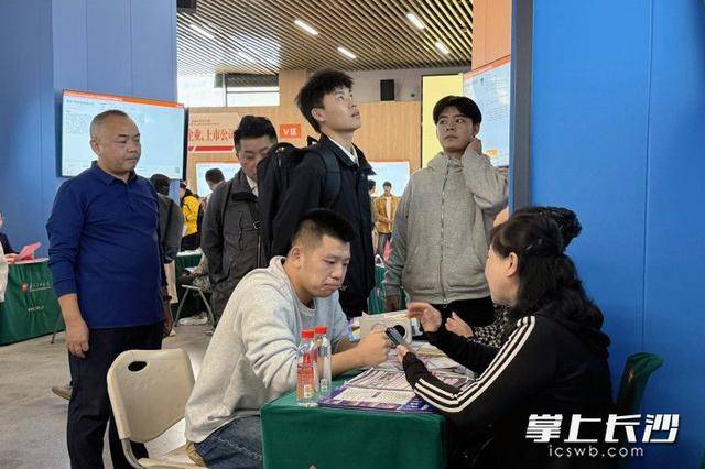 700余名退役军人及军属长沙求职<strong></p>
<p>江南高纤股票</strong>，165人达成意向