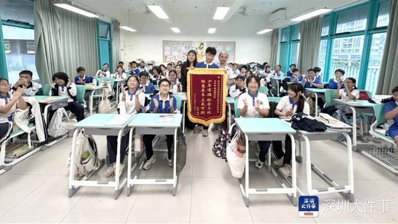 深圳学生上学路上捡到手机上交<strong></p>
<p>江南高纤股票</strong>，失主到校送锦旗