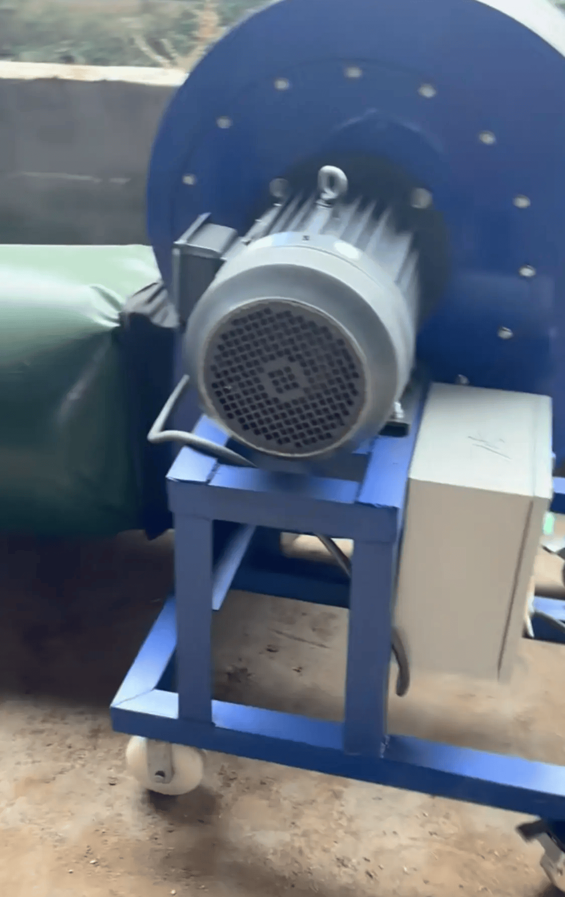 阴雨50天<strong></p>
<p>江南高纤股票</strong>，他用3200块救回30万斤玉米