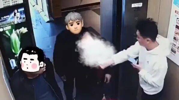 大叔叼着烟进电梯<strong></p>
<p>燕京啤酒股票</strong>，小伙果断出手！网友点赞