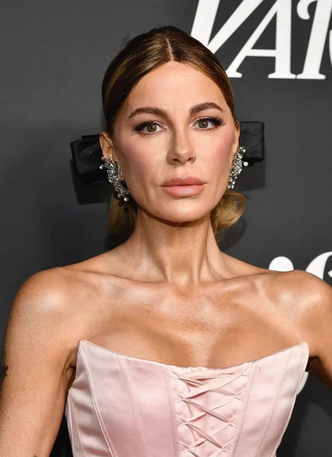 最美吸血鬼如今瘦成骷髅<strong></p>
<p>燕京啤酒股票</strong>？《珍珠港》女主究竟怎么了？