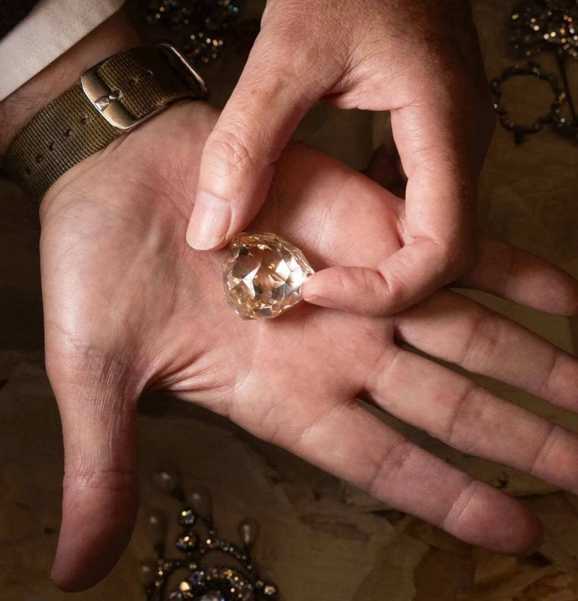 失踪百年的欧洲王室诅咒之钻重现<strong></p>
<p>美邦服饰股票</strong>，背后藏着一位忠贞皇后的惊人布局